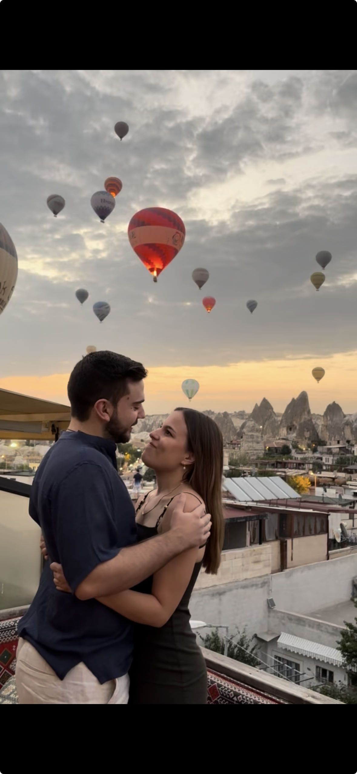 Pareja brindando al atardecer
